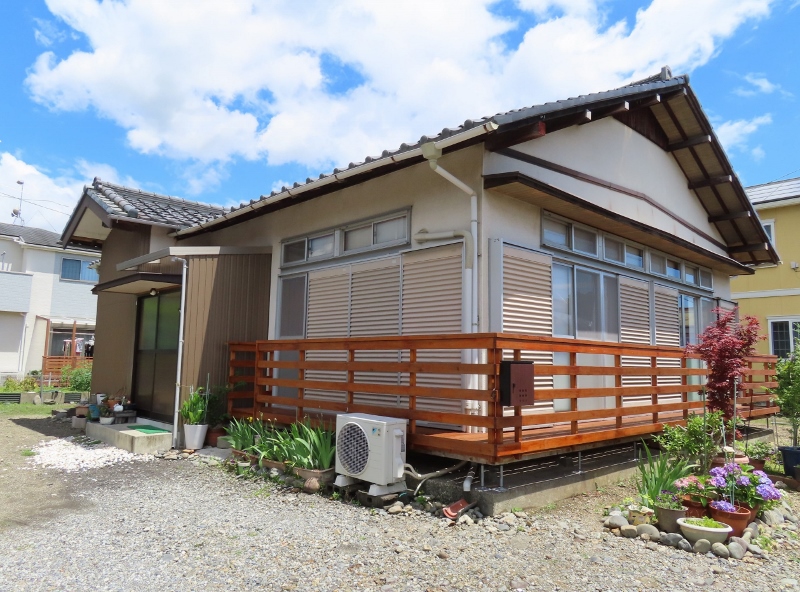 島田市で築３６年の木造平屋住宅の外壁をカバー工法で覆い、樋交換、シャッター塗装工事を行いました