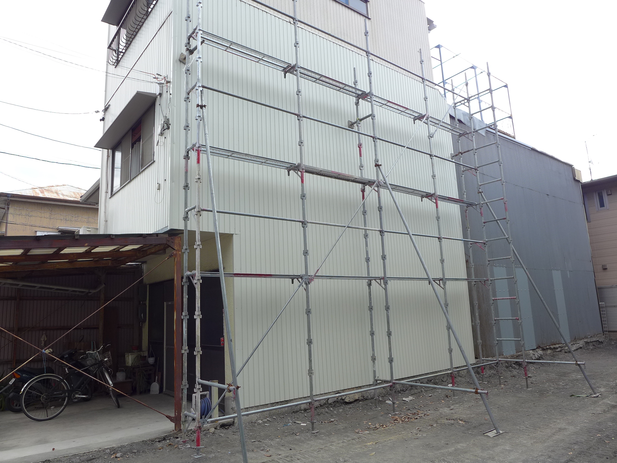 静岡市葵区で築４７年のブロック造り外壁が露出した部分を下地を造ってガルバリウム鋼板貼りで仕上げる[…]