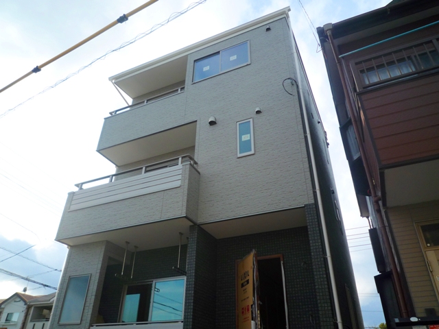 静岡市駿河区下島、木造３階建て住宅の屋根工事とソーラーパネル設置工事が完了しました